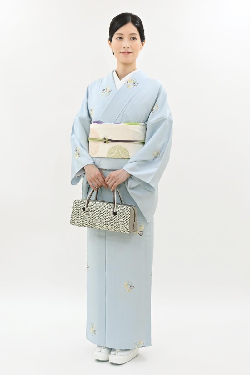 【Q3110】Ｓ大きいサイズお仕立て上がり正絹振袖　薄水色地に蝶模様　綸子生地 Q3110】S大きいサイズお仕立て上がり正絹振袖 薄水色地に蝶模様