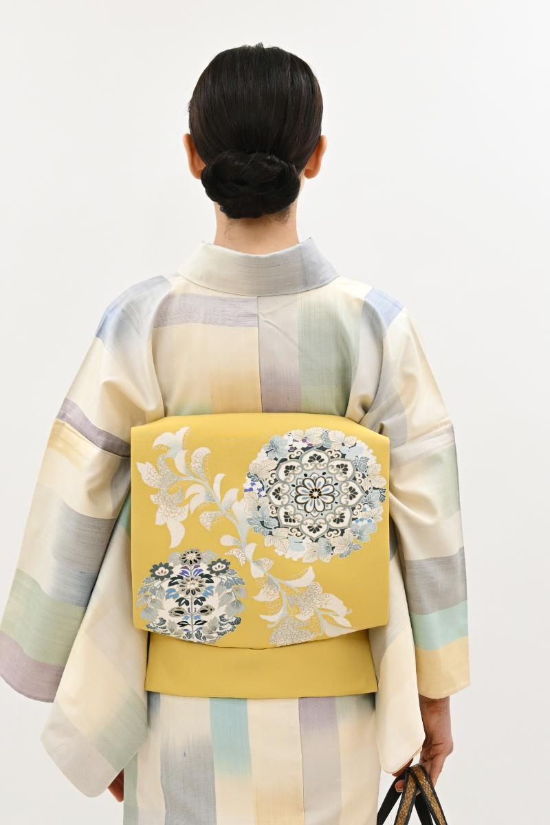 淡い浅黄色に点々染めと花鳥　名古屋帯 お花と鳥の模様絞り染め名古屋帯 えり善扱(K80150ug) 帯紹介