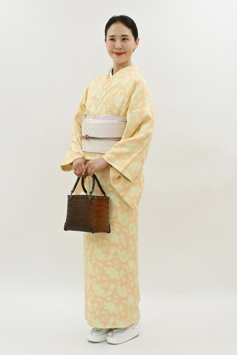 銀座【D-3918】小紋 淡い杏色 牡丹唐草文 (反端付) :身丈157.5/裄67.5