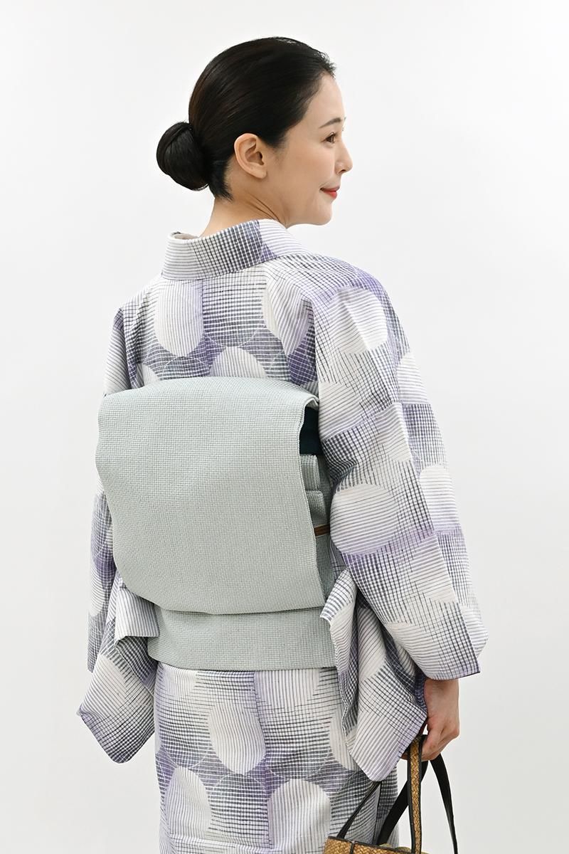 新品未使用　上質生紬の単衣小紋　塩瀬名古屋帯付きフルセット　灰青 銀座【H-0762】紬地 染名古屋帯 淡い水縹色 無地 - 銀座きもの