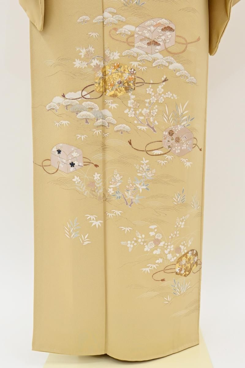 銀座【B-4329】訪問着 淡い深支子色 四季花に文箱の図 :身丈152.5/裄