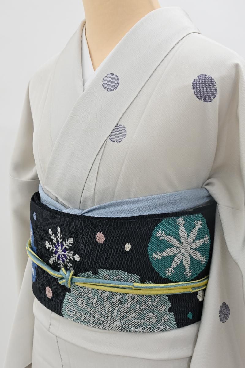 銀座【H-0828】西陣 帯屋捨松製 八寸織名古屋帯 消炭色 雪輪や雪花文