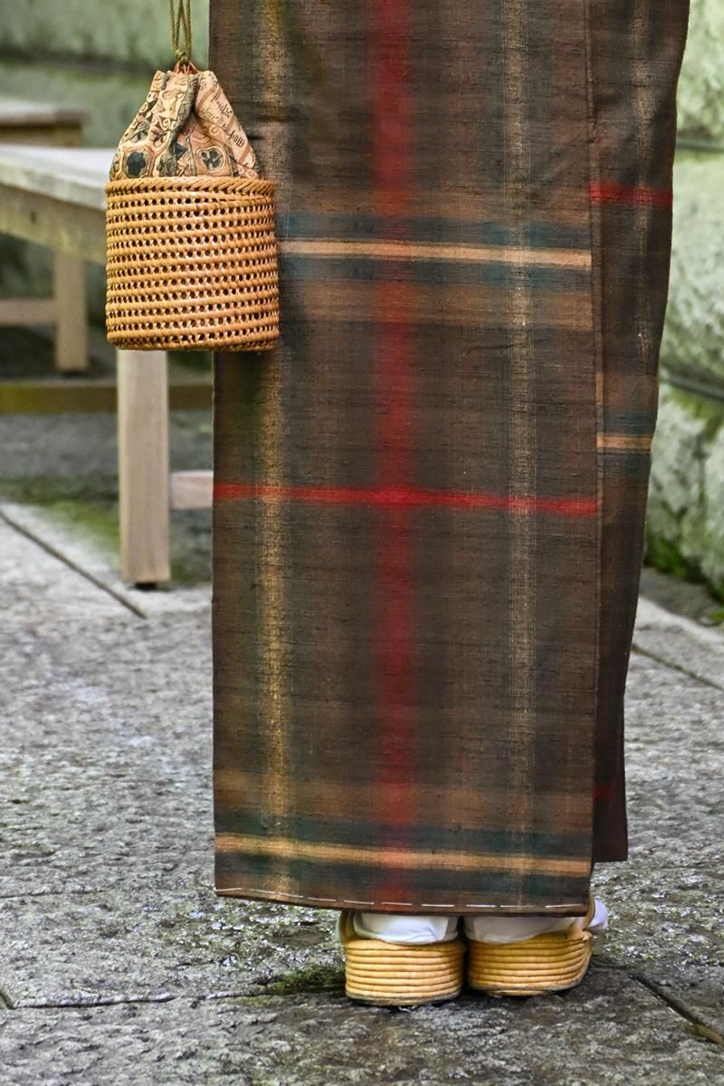 銀座【着物4645】郡上紬 鶯色 格子暈かし（証紙付）：身丈159/裄68