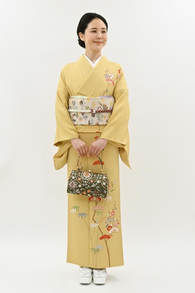 銀座【B-4357】縮緬地 繍一ッ紋 付下げ 玉蜀黍色 松竹梅の図 :身丈