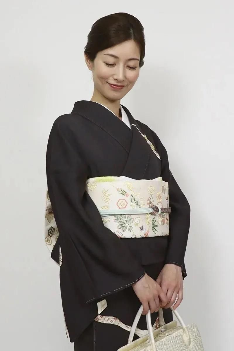 銀座【L-7748-4】西陣 山下織物製 袋帯 卯の花色 宝尽くし（証紙付）(N