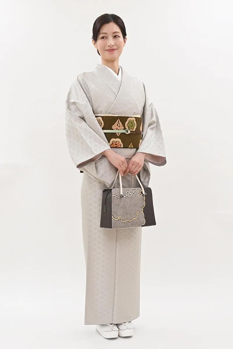 銀座【C-3373】色無地 絹鼠色 小葵の地紋 :身丈159/裄67.5 - 銀座