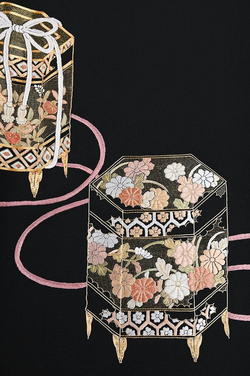 銀座【B-4432】刺繍 染五ッ紋 黒留袖 貝桶の図 :身丈157/裄66 - 銀座