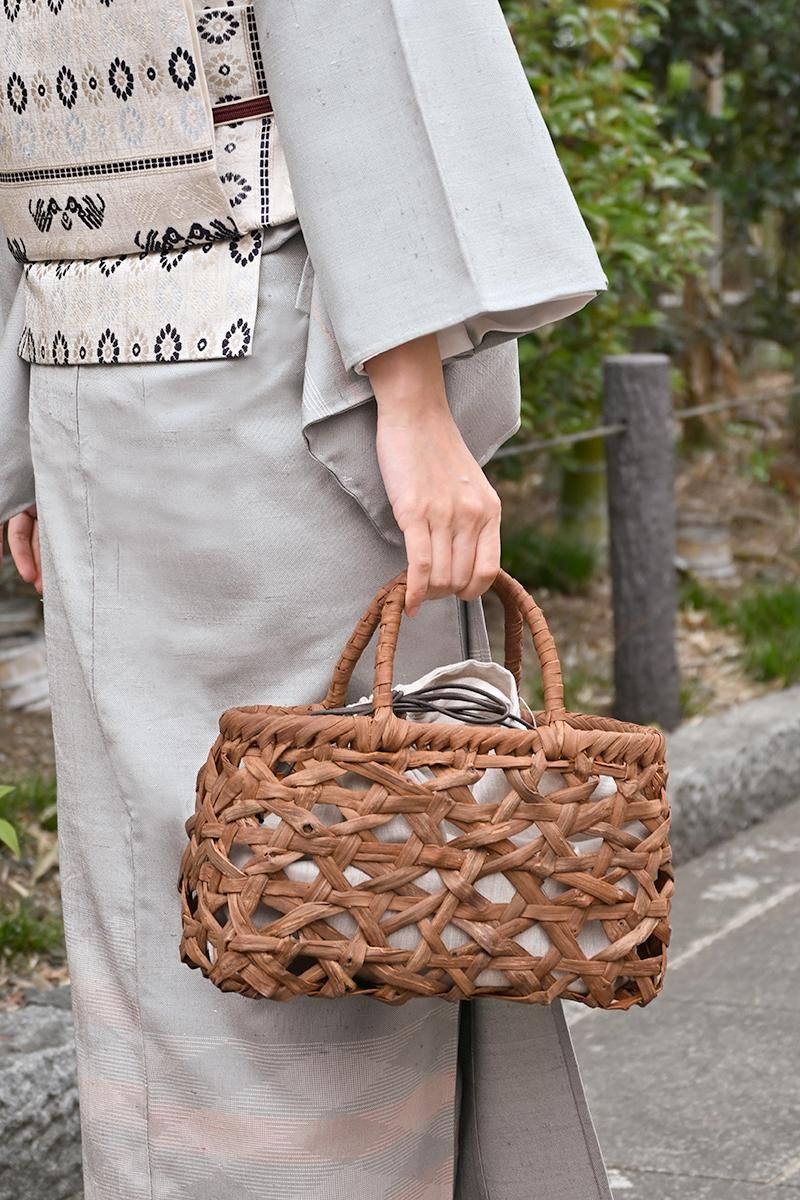 G-3427】山葡萄籠バッグ 削 透かしみだれ編み 横長 中 リネン巾着付き