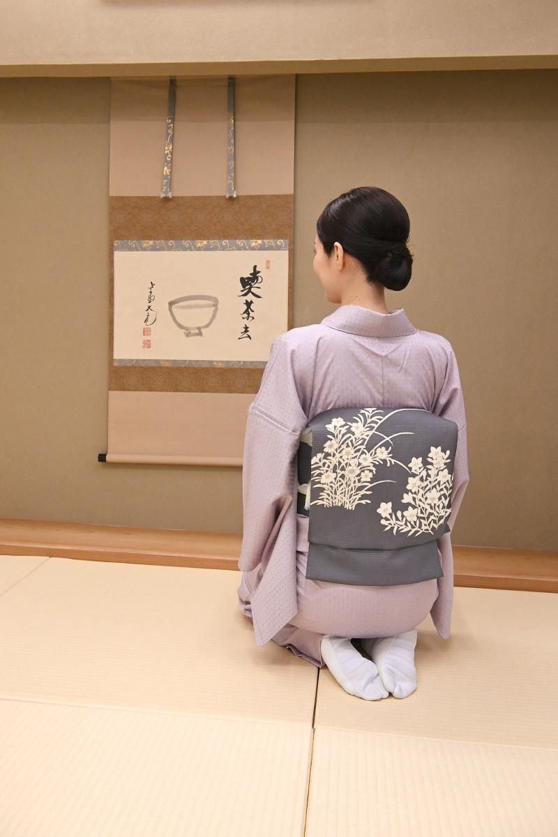 銀座【H-1096】絽縮緬地 染名古屋帯 明るい藤煤竹色 桔梗と撫子の図