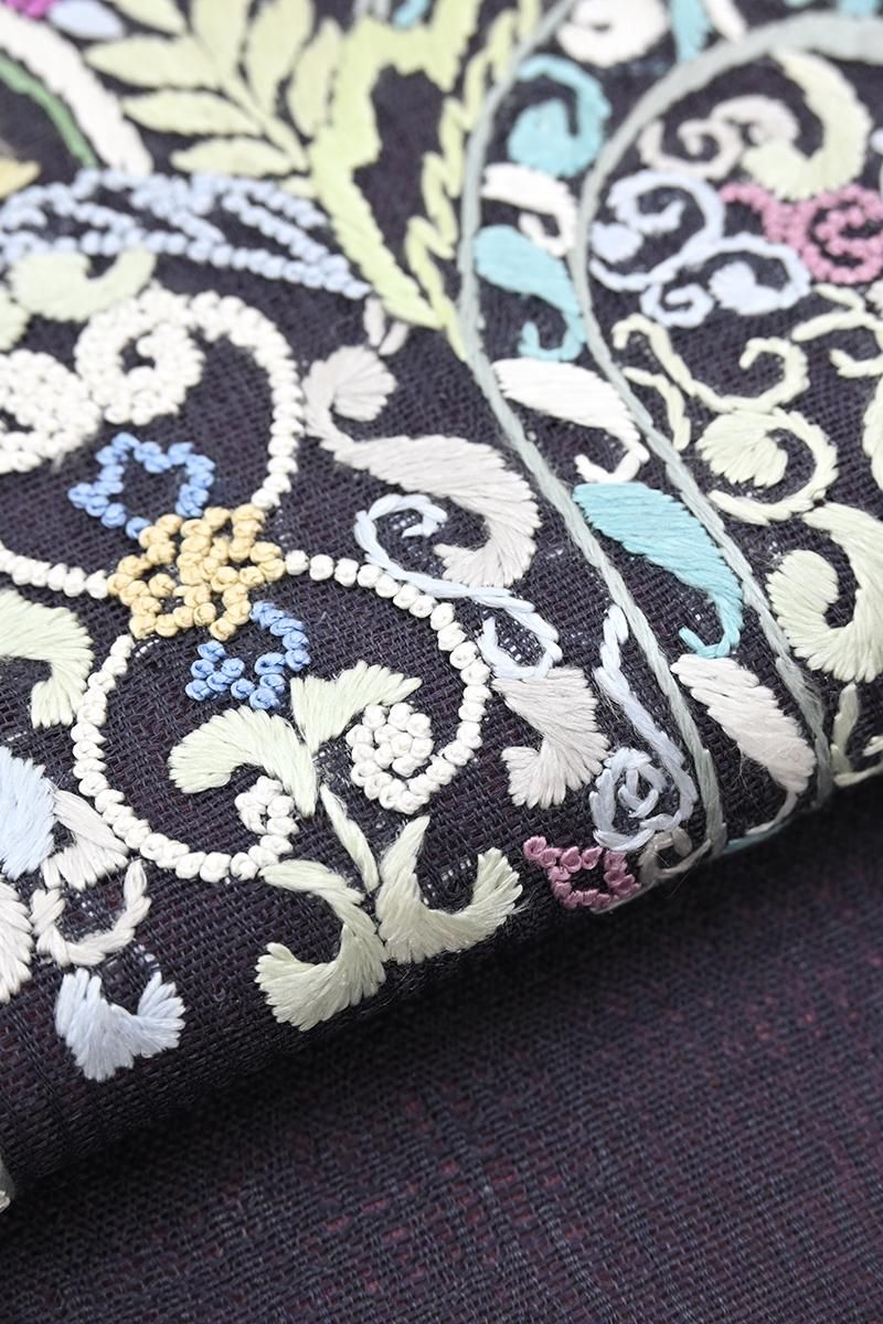 袋帯 美しい藍色の花草模様 刺繍 真珠色 ガード加工 O-4365 袋帯（菊葵文・唐織/白地に青藤色や青磁色）『着物・呉服えり新』