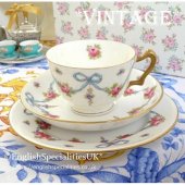 <img class='new_mark_img1' src='https://img.shop-pro.jp/img/new/icons47.gif' style='border:none;display:inline;margin:0px;padding:0px;width:auto;' />【Crown Staffordshire】VINTAGE Blue Ribbon Trio<br>クラウンスタッフォードシャー *ヴィンテージ*  ブルーリボン　トリオ