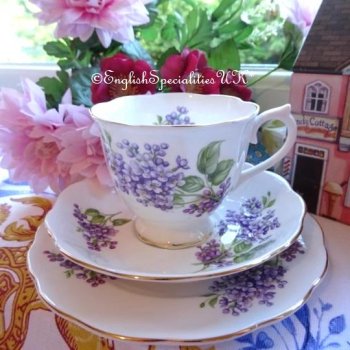 <img class='new_mark_img1' src='https://img.shop-pro.jp/img/new/icons47.gif' style='border:none;display:inline;margin:0px;padding:0px;width:auto;' />【RICHMOND】 Lilac  Teacup Trio *VINTAGE*<br>リッチモンド ライラック *ヴィンテージ* ティーカップトリオ 1950年代