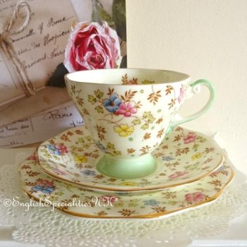 <img class='new_mark_img1' src='https://img.shop-pro.jp/img/new/icons47.gif' style='border:none;display:inline;margin:0px;padding:0px;width:auto;' />【Foley】Flower & Leaf Motif Teacup Trio<BR>*ヴィンテージ* フォーリー フラワー & リーフ モチーフ ティーカップトリオ(1948-1963年）