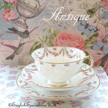 <img class='new_mark_img1' src='https://img.shop-pro.jp/img/new/icons47.gif' style='border:none;display:inline;margin:0px;padding:0px;width:auto;' />【George Jones Crescent】Rose Garland  Tea Trio Antique<br>ジョージ ジョーンズ  クレセント ローズガーランド   トリオ *アンティーク*