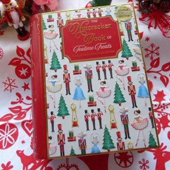 <img class='new_mark_img1' src='https://img.shop-pro.jp/img/new/icons15.gif' style='border:none;display:inline;margin:0px;padding:0px;width:auto;' />Nutcracker Book Tin  Scottish Shortbread <br>ナットクラッカー ブック缶 スコティッシュショートブレッド 