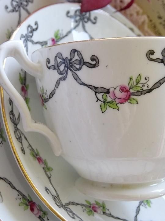 英国　アンティーク　プレート　大皿　ウィリアム　ロウ　コートチャイナ　古伊万里風 ウイリアム ロウ コートチャイナ アンティーク リボン ティートリオ