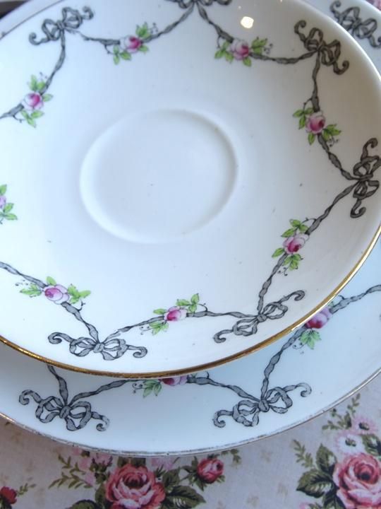 英国　アンティーク　プレート　大皿　ウィリアム　ロウ　コートチャイナ　古伊万里風 ウイリアム ロウ コートチャイナ アンティーク リボン ティートリオ