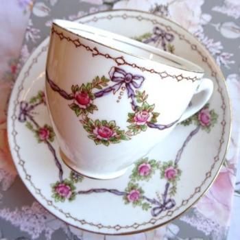 <img class='new_mark_img1' src='https://img.shop-pro.jp/img/new/icons15.gif' style='border:none;display:inline;margin:0px;padding:0px;width:auto;' />FoleyJ G S & Co ˡ Purple Ribbon  Cup & Saucer<BR>ե꡼J G Sҡ ѡץܥ󡡥åס
