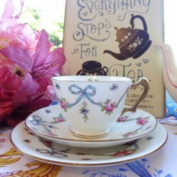 <img class='new_mark_img1' src='https://img.shop-pro.jp/img/new/icons15.gif' style='border:none;display:inline;margin:0px;padding:0px;width:auto;' />Crown StaffordshireVINTAGE Blue Ribbon Trio<br>饦󥹥åեɥ㡼 *ơ*  ֥롼ܥ󡡥ȥꥪ