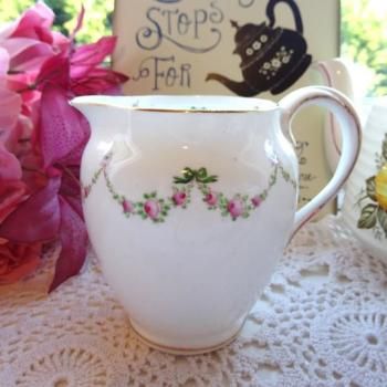 <img class='new_mark_img1' src='https://img.shop-pro.jp/img/new/icons15.gif' style='border:none;display:inline;margin:0px;padding:0px;width:auto;' />Crown Staffordshire*Antique* Green Ribbon  Milk Jug<br>饦󥹥åեɥ㡼ƥ꡼ܥ ߥ륯㥰