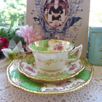 <img class='new_mark_img1' src='https://img.shop-pro.jp/img/new/icons15.gif' style='border:none;display:inline;margin:0px;padding:0px;width:auto;' />Coalport*Antique* Batwing Trio Green<br>ݡ ƥХåȥ ƥȥꥪ ꡼