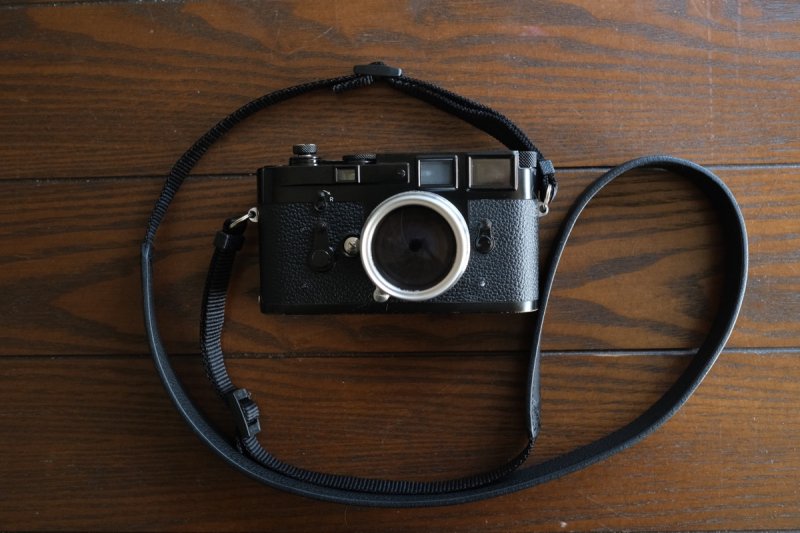 革とテープを使ったシンプルなカメラストラップ。ライカ(Leica)や富士フィルム(FUJI FILM)用