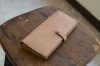 ヌメ革のシンプルな長財布(ボタン付き)