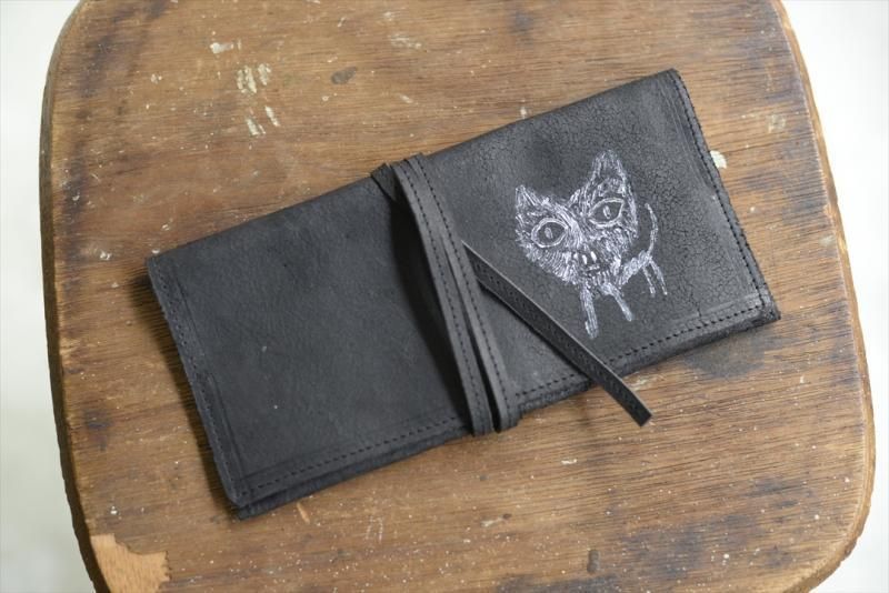 猫のイラストを描いた黒い革のくるくるポーチ 猫のイラストを描いた黒い革のくるくるポーチ