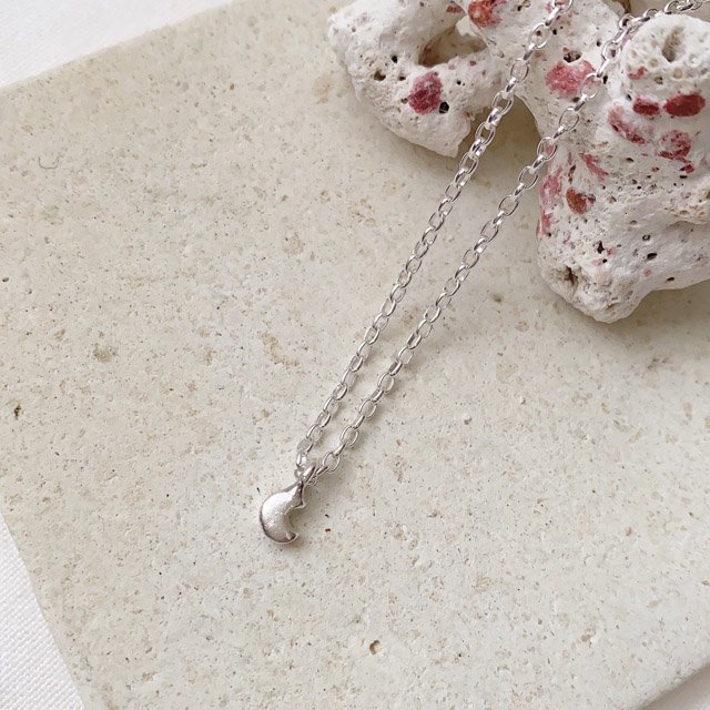 Silver925 Tiny Moon Charm Necklace タイニークレッセントムーンチャームネックレス - CandyBody