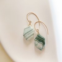 <img class='new_mark_img1' src='https://img.shop-pro.jp/img/new/icons14.gif' style='border:none;display:inline;margin:0px;padding:0px;width:auto;' />Green Opal Simple Pierced Earring グリーンオパール　ヘキサゴンシェイプ　14kgfピアス
