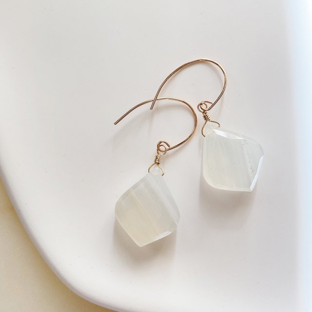 White Opal Simple Pierced Earring ホワイトオパール　変形ペアシェイプ　14kgfピアス - CandyBody