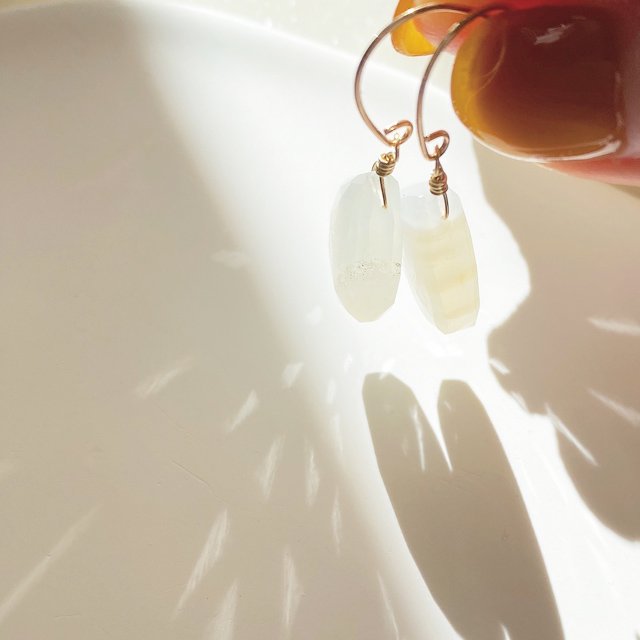 White Opal Simple Pierced Earring ホワイトオパール　変形ペアシェイプ　14kgfピアス - CandyBody