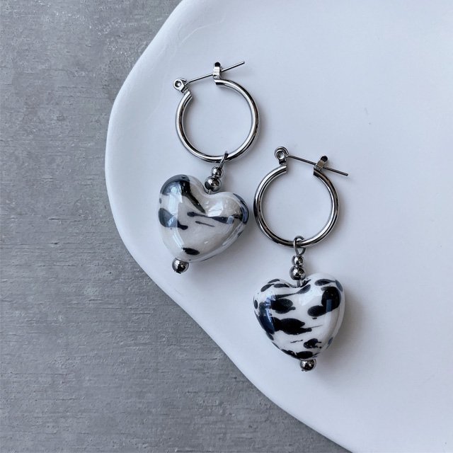 Ceramic Heart Hoop Pierced Earring スプラッシュペイントセラミックハート サージカルステンレス フープピアス -  CandyBody