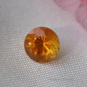 オレンジの美しい光　タンザニア産　クリノヒューマイト　ルース　0.32ct　4.1mm