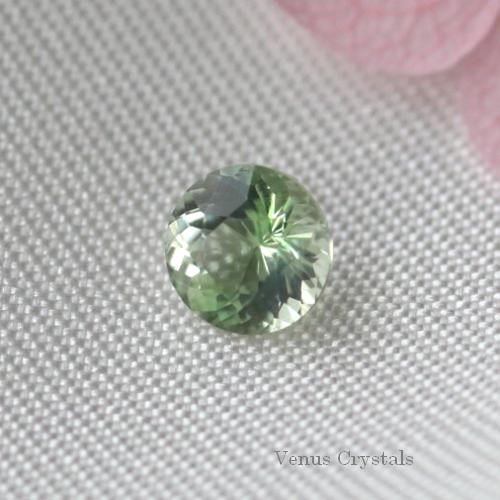 レア　バイカラー　ネオンミント・グリーン・トルマリン　(バナジウム・ウバイト)　ルース　0.18ct 3.8mm - 夕星庵　-Venus  Crystals-