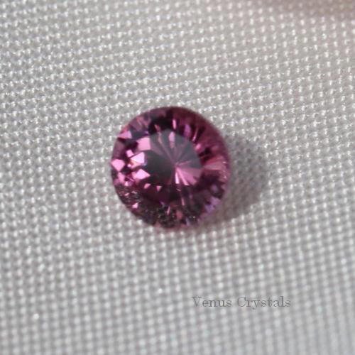 モザンビーク産 パープル・ロードライト・ガーネットRhodolite Garnet ルース 0.22ct 3.4mm - 夕星庵 -Venus  Crystals-