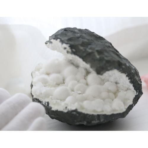 美麗 ふわふわ オケナイト オーケン石がたくさん結晶した晶洞 雪の洞窟