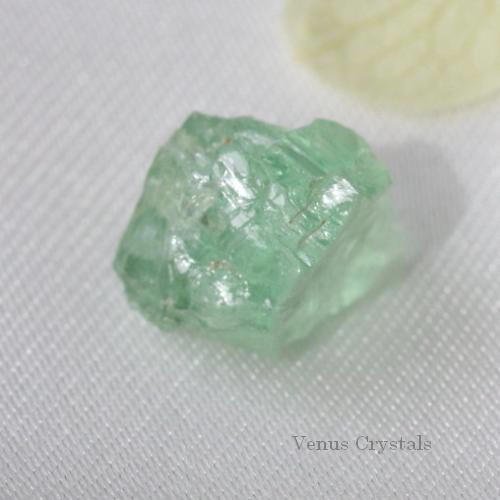 タンザニア産　ミント・グリーン・コーネルピン原石 6mm - 夕星庵　-Venus Crystals-