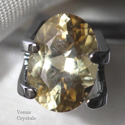 美しい金色 タンザニア産 ゴールデン・ダンビュライト ルース 0.71ct 7.0mm - 夕星庵 -Venus Crystals-