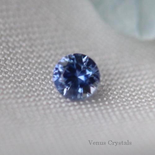 濃いめの美しい青＆シルバー バイカラー・ベニトアイト ルース 0.05ct 2.1mm - 夕星庵 -Venus Crystals-