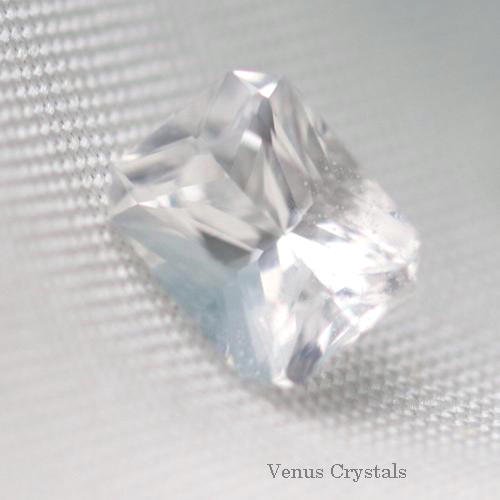 レア クリアー・ホワイト・アイオライト コーディエライト ルース 0.34ct 4.6mm - 夕星庵 -Venus Crystals-