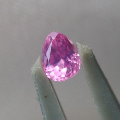 華やか濃いめピンクの雫 非加熱 非処理 ベトナム産 シルキー・ピンク・サファイア ルース 0.22ct 3.8mm - 夕星庵 -Venus  Crystals-