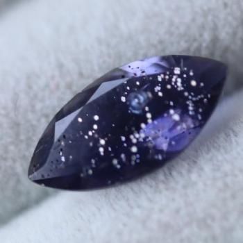 【新品】濃いめの青とエメラルドがきれいアイオライトinエメラルドのスフィア 新品】濃いめの青とエメラルドがきれいアイオライトinエメラルド