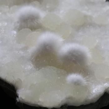 美麗 ふわふわ オケナイト オーケン石がたくさん結晶した晶洞 雪の洞窟