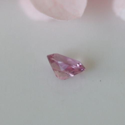 ピンクスピネル ルース 0.29ct 4.4mm - 夕星庵 -Venus Crystals-