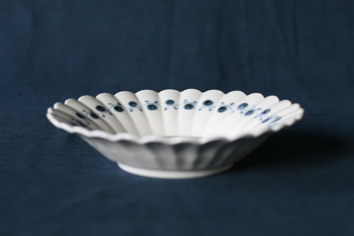 志村和晃 染付オランダ輪花7寸鉢 作家の器｜さわらぎ