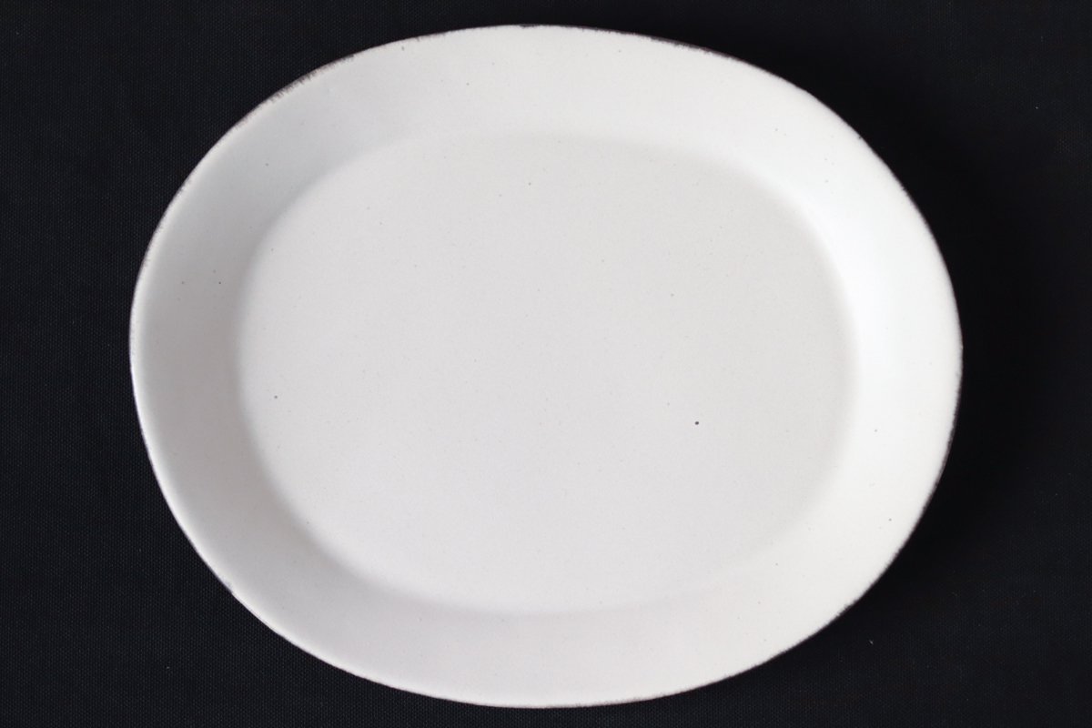 石岡信之 白オーバル8寸皿 | ワンプレート用のトレーも多用途に使える - 作家の器｜さわらぎ
