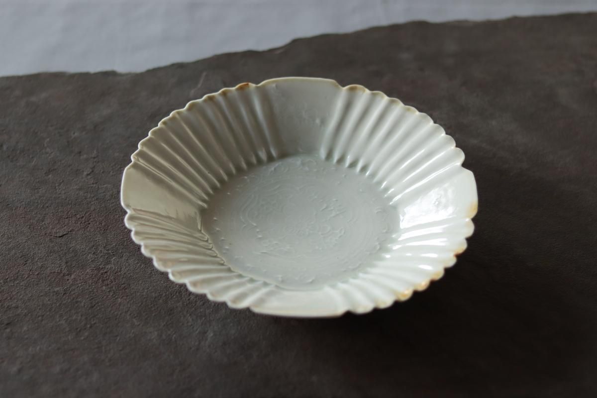 前田麻美 輪花七寸皿 | 灰青釉 | ￥6,380 - 作家の器｜さわらぎ