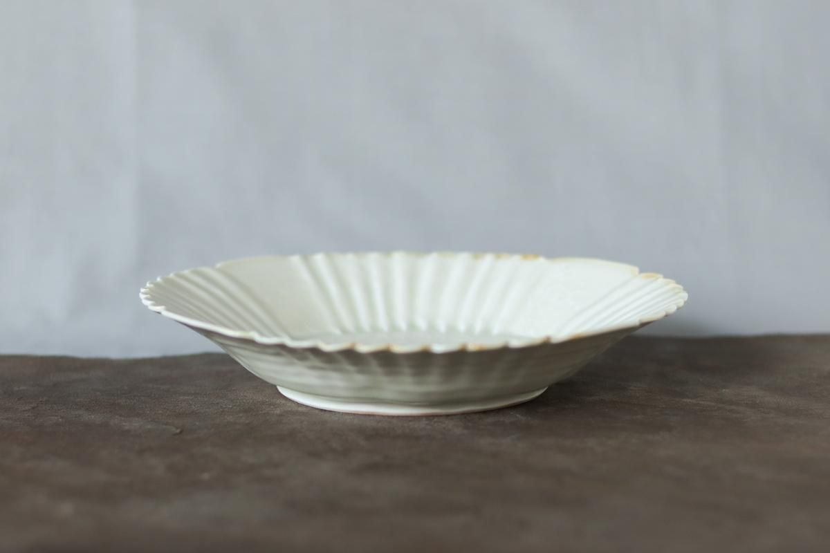 前田麻美 輪花七寸皿 | 灰青釉 | ￥6,380 - 作家の器｜さわらぎ