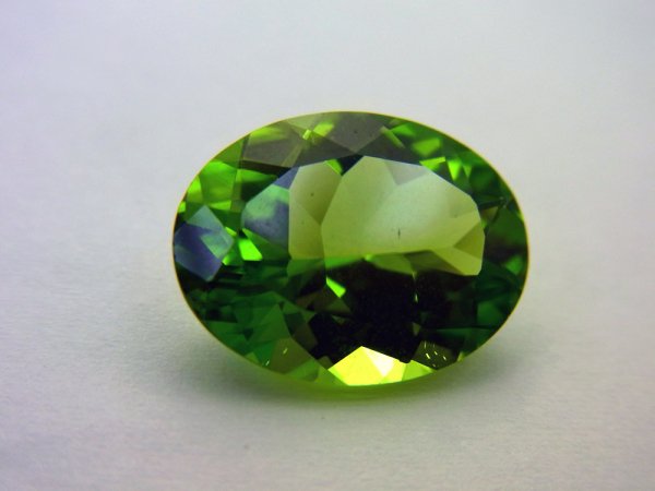 ペリドット　オーバルカット　７．５８ｃｔ　大粒 - ルース（裸石）・貴石販売｜オリジナルジュエリー＆リフォーム　アレックス｜ジュエリー加工・修理　 ルース・貴石　オリジナルジュエリー作成　リフォーム｜宮城県仙台市青葉区一番町